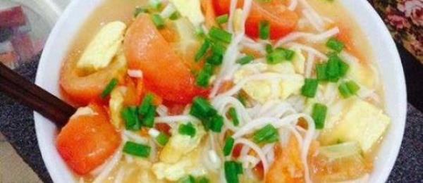 How to make tomato and egg noodle soup?