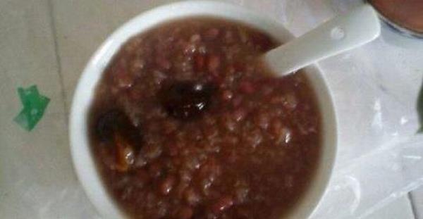 How to make red bean, red date and blood glutinous rice porridge