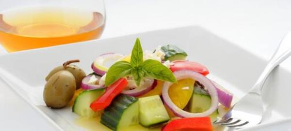 Survey Shows Salads Have More Salt Than Burgers - Salad Benefits