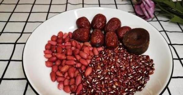 How to make peanut, red date and blood nourishing soup?