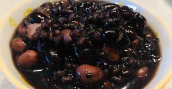 How to make black bean, black rice and black sesame porridge