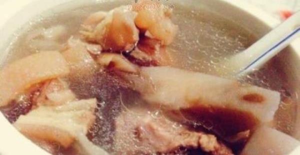 What are the benefits of making pig trotter soup?