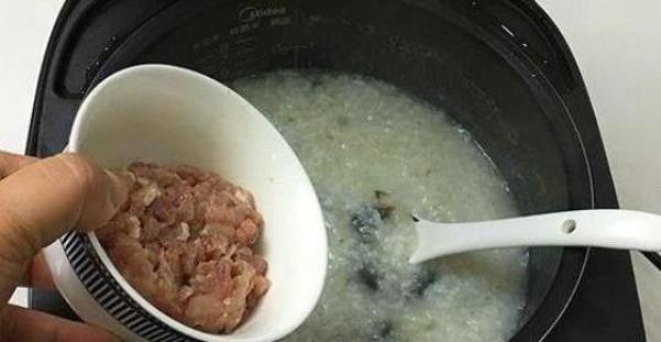 How to make preserved egg and lean meat casserole porridge?