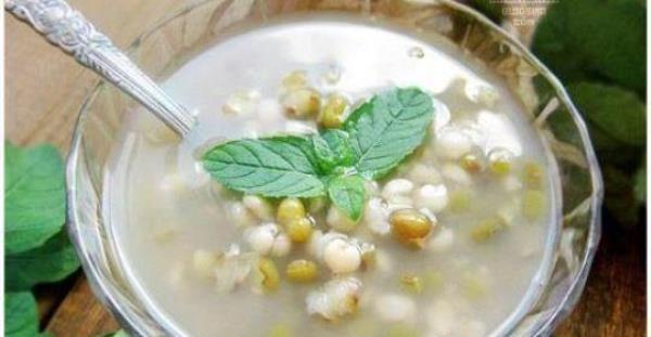 Simple recipe of mung bean barley soup
