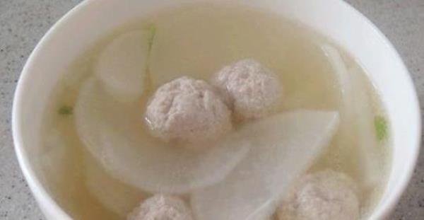 How to make white radish stewed with pork soup