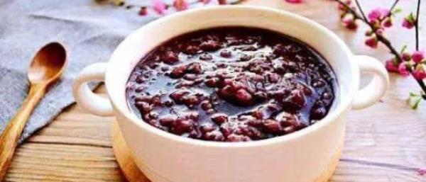How to make peanut, red dates and black rice porridge