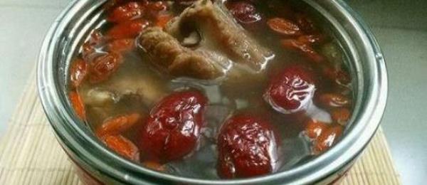 How to make red dates and wolfberry pork ribs soup