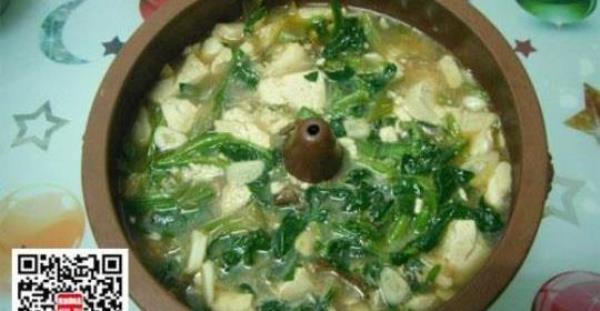 What should you pay attention to when making tofu and spinach soup?