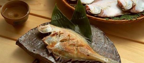 How can fried fish not stick to the pan? How to fry fish without peeling off the skin?