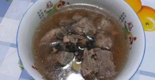 How to make Eucommia ulmoides black bean pork ribs soup