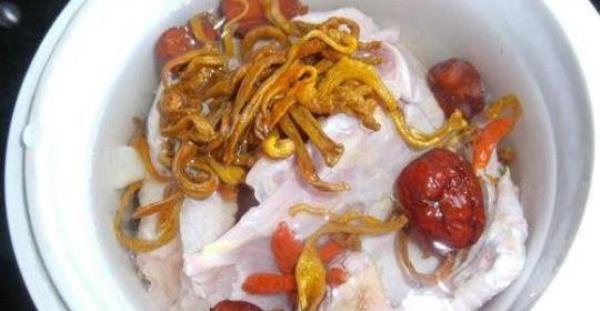 What are the benefits of Cordyceps Flower Stewed Chicken Soup?