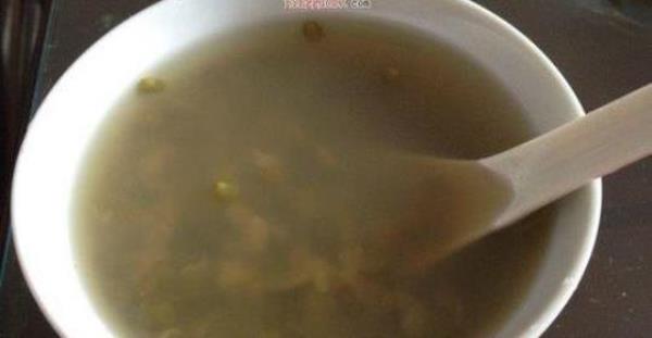 Is it good to take medicine and mung bean soup?