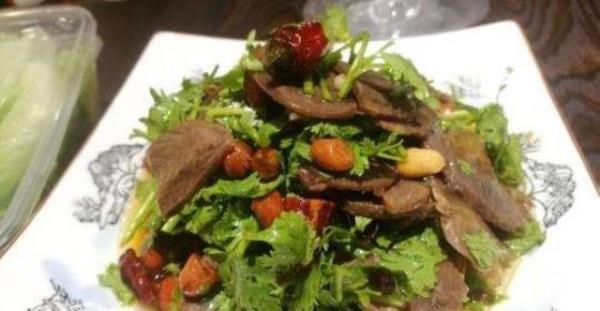 Coriander and beef can be mixed not only with cold salad but also with sauce