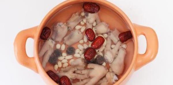 How to make red date, peanut and chicken feet soup