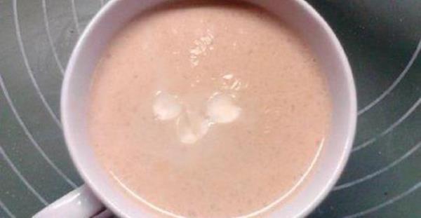 How to make almond milk tea. Almond tea can beautify and nourish the skin.