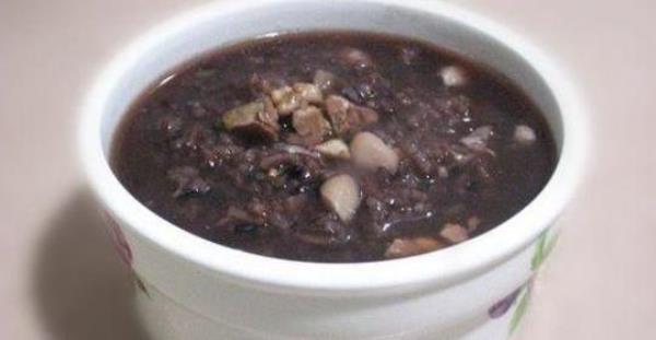 There are several ways to make healthy black rice porridge